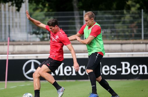Holger Badstuber (rechts) wird für den VfB Stuttgart beim 1. FC Heidenheim spielen – Mario Gomez hingegen ist fraglich. Foto: Pressefoto Baumann