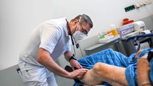 Der Arzt Stephan Thomas untersucht den angeschwollenen Unterschenkel eines Patienten in der Notaufnahme. Foto: Ines Rudel