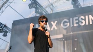 Max Giesinger mit einer Sonnenbrille aus dem Publikum. Foto: Lichtgut/Verena Ecker
