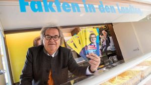 Sein bestes Wahlkampfargument: er selbst. Helmut Markwort im „Faktomobil“. Foto: dpa