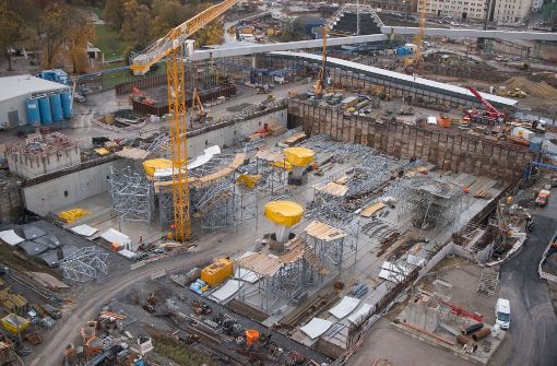 Im Schlossgarten wird am neuen Hauptbahnhof gebaut. Die mit gelber Folie abgedeckten, erst zum Teil vollendeten Stützen, tragen das Dach. Foto: dpa