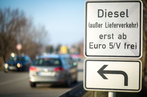 Ein Schild an einer Straße weist auf Fahrverbote für ältere Dieselfahrzeuge hin. Foto: dpa