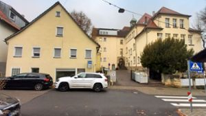 Das von der Stadt erworbene Gebäude links neben der Grundschule Foto: /Mathias Kuhn