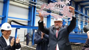 Mecklenburg-Vorpommerns Wirtschaftsminister Harry Glawe freut sich über den Baubeginn des zweiten Luxusschiffs in seinem Land. Foto: dpa/Bernd Wüstneck