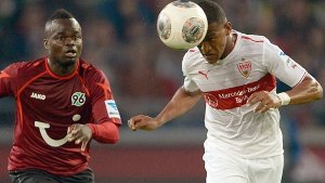 Gibt dem VfB Halt in der Defensive: Carlos Gruezo (re., mit Hannovers Ya Konan) Foto: dpa