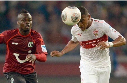 Gibt dem VfB Halt in der Defensive: Carlos Gruezo (re., mit Hannovers Ya Konan) Foto: dpa