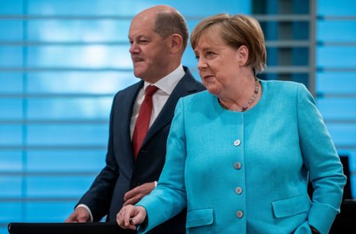 Als Finanzminister verdient Olaf Scholz (SPD) derzeit noch weniger als  Bundeskanzlerin Angela Merkel (CDU). Foto: AFP//MICHAEL KAPPELER