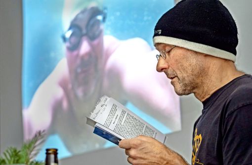 Martin Tschepe  liest aus seinem Buch „Im Element“. Etwa über die 15 kältesten Minuten seines Lebens –  bei 2,3 Grad bei  den Eisschwimm-Weltmeisterschaften. Foto: factum/Weise