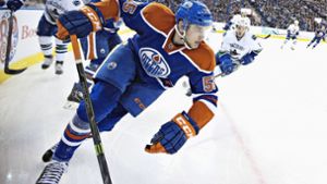 Leon Draisaitl punktet und punktet für die Edmonton Oilers in der NHL. Foto: dpa/Jason Franson