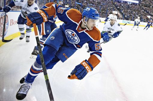 Leon Draisaitl punktet und punktet für die Edmonton Oilers in der NHL. Foto: dpa/Jason Franson