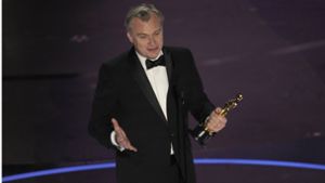 Christopher Nolan nimmt den Preis für die beste Regie für „Oppenheimer“ während der Oscarverleihung im Dolby Theatre in Los Angeles entgegen. Foto: dpa/Chris Pizzello