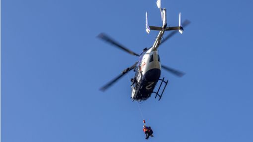 Der Mann wurde  mithilfe eines an einem Helikopter befestigen Stahlseils aus dem Gebüsch gezogen. (Symbolbild) Foto: imago/Jan Eifert