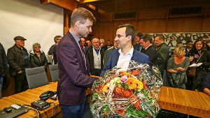 Der alte und der neue Bürgermeister im Ratssaal: Tobias Heizmann (li.) gratuliert seinem Nachfolger Daniel Schamburek. Foto: factum/Granville