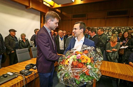 Der alte und der neue Bürgermeister im Ratssaal: Tobias Heizmann (li.) gratuliert seinem Nachfolger Daniel Schamburek. Foto: factum/Granville