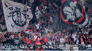Die Fans von Eintracht Frankfurt sind berüchtigt. Hier – beim Spiel gegen Bayern München im Mai 2019 – zündeten sie Pyrotechnik. Foto: dpa/Matthias Balk