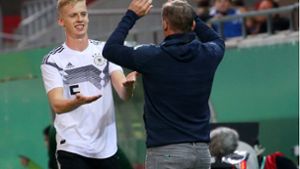 Timo Baumgartl freut sich mit Trainer Stefan Kuntz. Foto: Pressefoto Baumann