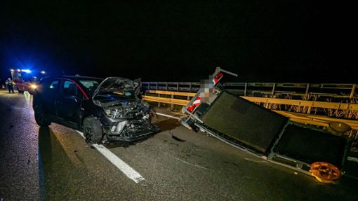 Der Autofahrer kam verletzt ins Krankenhaus. Am Fahrzeug entstand ein Schaden von 15.000 Euro. Foto: 7aktuell.de/ /Alexander Hald