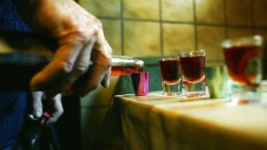 Abhängige kommen ohne Alkohol nicht durch den Alltag.  Fachleute sagen,  Alkoholiker könnten nicht kontrolliert trinken. Foto: Stoppel/Archiv