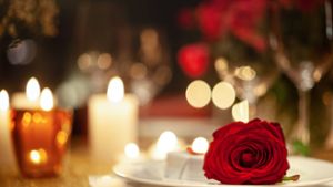 Liebende können sich zum diesjährigen Valentinstag wieder auf ein romantisches Essen in einem Lokal freuen. Foto: imago images/Roman Möbius