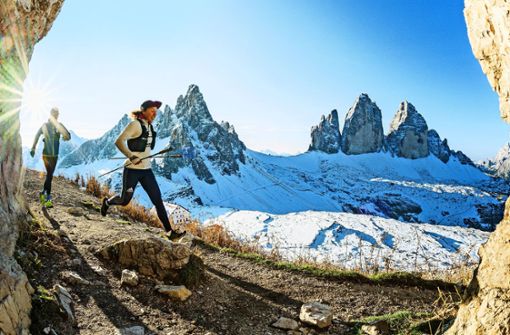 Laura Dahlmeier läuft beim Alpfronttrail durch die Dolomiten vor dem herrlichen Panorama der Drei Zinnen. Foto: Harald Wisthaler
