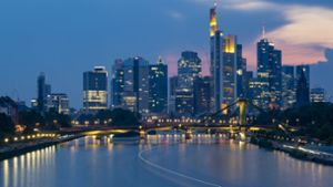 Banken, die Minuszinsen auf Sparkonten einführen, müssten mit einer massiven Abwanderung von Kunden rechnen. Im Bild die Banken-Skyline in Frankfurt. Foto: dpa