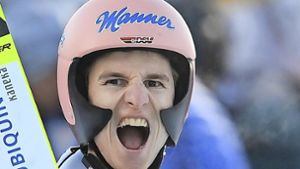 Der deutsche Skispringer Karl Geiger hat noch Chancen auf den Gesamtsieg bei der Vierschanzentournee. Foto: AFP/CHRISTOF STACHE