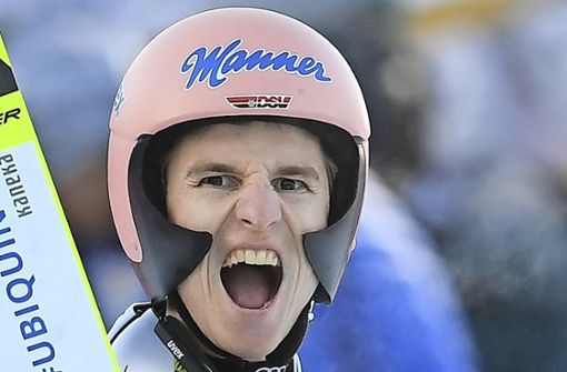 Der deutsche Skispringer Karl Geiger hat noch Chancen auf den Gesamtsieg bei der Vierschanzentournee. Foto: AFP/CHRISTOF STACHE