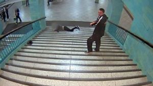 Die Polizei fahndet noch immer nach dem Täter, der einen Mann eine U-Bahntrepe hinuntergestoßen hat. Foto: Polizei Berlin/dpa