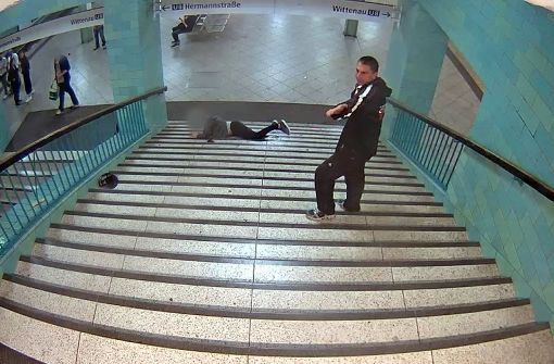 Die Polizei fahndet noch immer nach dem Täter, der einen Mann eine U-Bahntrepe hinuntergestoßen hat. Foto: Polizei Berlin/dpa