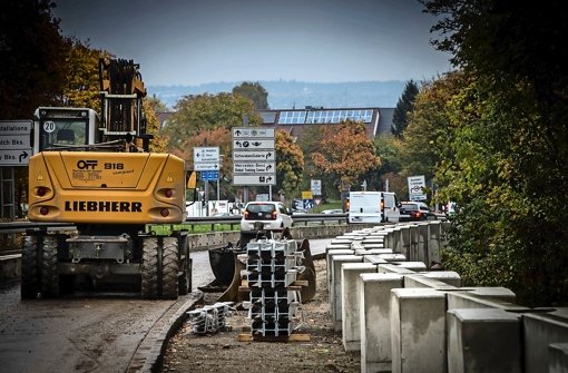 Der Betonsockel entlang der Autobahnabschnitts entlang der A 831 bis zur Ausfahrt Vaihingen steht schon, bald wird die Lärmschutzwand aufgesetzt Foto: Lichtgut/Achim Zweygarth