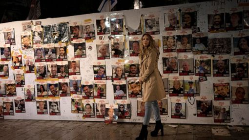 Ausstellung mit Postern von Menschen, die am 7. Oktober 2023 von der Hamas als Geiseln genommen wurden in Tel Aviv. Foto: Maya Alleruzzo/AP