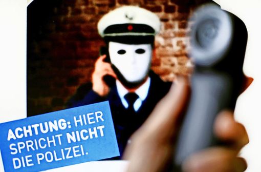 Falsche Polizeibeamte waren in Künzelsau unterwegs. (Symbolbild) Foto: dpa/Martin Gerten