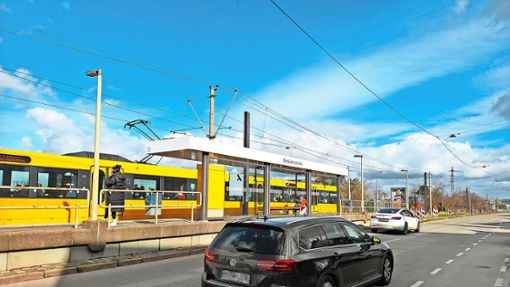 Durch den Ausbau der Haltestelle Beskidenstraße – im Hintergrund eine aus Stuttgart eintreffende Stadtbahn – muss die Straße auf eine Spur reduziert werden Foto: Dirk Herrmann