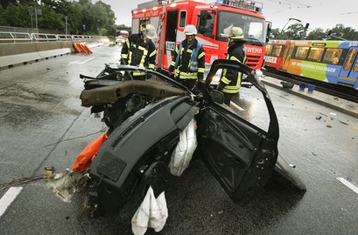 Nur noch Einzelteile statt ein Auto: Im Juli 2009 verlor ein junger Raser auf der König-Karls-Brücke sein Leben. Foto: Thomas Hörner
