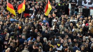 Rechte Hooligans demonstrieren bei einer Kundgebung: Die neue Forschungsstelle in Baden-Württemberg soll Rechtsextremismus erforschen. Foto: dpa/Caroline Seidel
