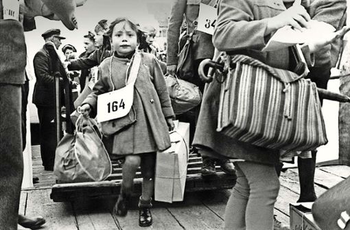 Schwer bepackt mit Geschenken kehren die Kinder aus der Schweiz zurück. Foto: Stadtarchiv Friedrichshafen/Sammlung Hättig