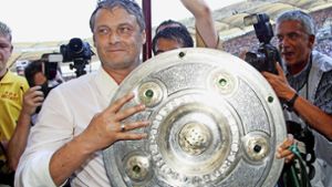 Mann mit Schale: Armin Veh nach dem Titelgewinn mit dem VfB Stuttgart. Foto: Baumann