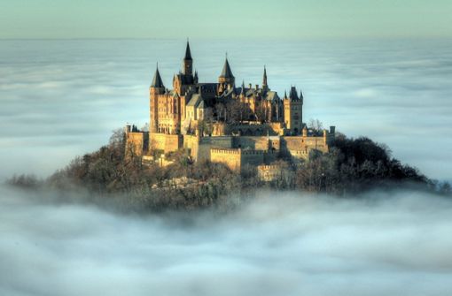 Die Burg Hohenzollern bei Hechingen (Baden-Württemberg) inmitten einer Inversionswetterlage im dichten Wolkenmeer. Foto: dpa