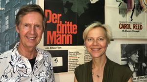 Gerhard Strassgschwandtner, der Gründer und Betreiber des „Dritte Mann Museum“ in Wien, und Karin Höfler, verantwortlich für Design und Konzeption, stehen vor Filmplakaten in ihrem Museum. Foto: dpa