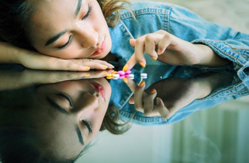 Um zu entspannen und den Alltagsstress zu vergessen, konsumieren Jugendliche und junge Erwachsene Angstblocker und Schmerzmittel. Foto: Creativa Images - stock.adobe.com