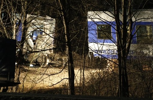 Im oberbayerischen Bad Aibling waren am Dienstag zwei Züge zusammengestoßen, zehn Menschen wurden dabei getötet. Foto: dpa