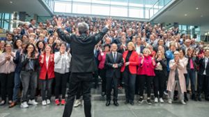 Für das Foto waren die Abgeordneten mit Maske aus dem Reichstagsgebäude ins benachbarte Paul-Löbe-Haus des Bundestags gekommen. Foto: dpa/Michael Kappeler