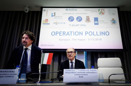 Schlag gegen das Organisierte Verbrechen: Giovanni Bombardieri (links) und Frederico Cafiero de Raho bei der Pressekonferenz von Eurojust in Den Haag Foto: AFP