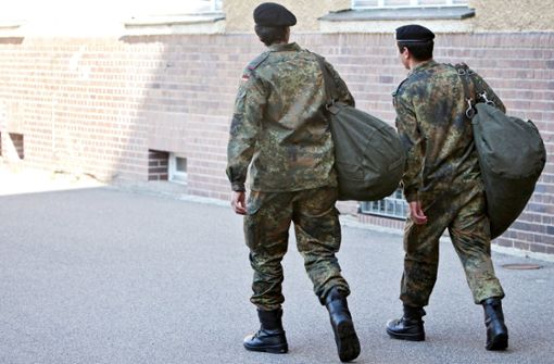 Zwei ausscheidende Wehrdienstleistende der Panzerbrigade 12 verlassen in der Leopold-Kaserne nach ihrer offiziellen Verabschiedung aus dem Grundwehrdienst ihre Unterkunft. Foto: dpa