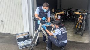 Polizisten in Stuttgart sichern Spuren auf einem sichergestellten Fahrrad. Foto: Polizeipräsidium Stuttgart