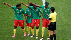 Die Kamerunerinnen wollten das Spiel mehrmals nicht fortsetzen. Foto: John Walton/PA Wire/dpa