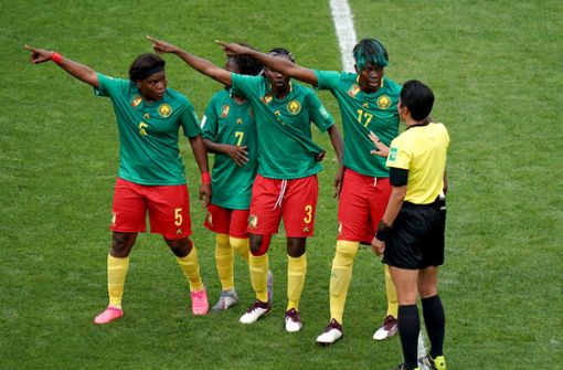 Die Kamerunerinnen wollten das Spiel mehrmals nicht fortsetzen. Foto: John Walton/PA Wire/dpa