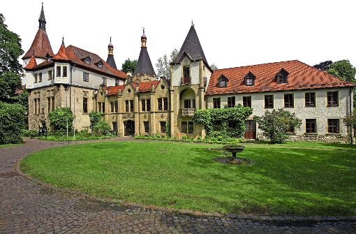 Das denkmalgeschützte Schloss besteht aus dem alten Teil (links im Bild) und den neueren Anbauten. Foto: factum/Archiv
