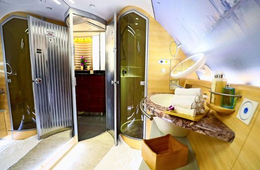 Der Traum vom Luxus in der A 380 wurde  vom Stammkunden  Emirates zelebriert: Oben ist kein Hotelzimmer zu sehen, sondern ein Badezimmer  für  Gäste in der ersten Klasse. Foto: dpa