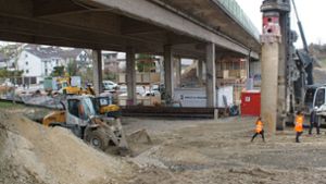 Die Arbeiten an der Brücke, über die die B27 führt, dauern nun schon einige Wochen. Foto: SDMG/SDMG / Gress